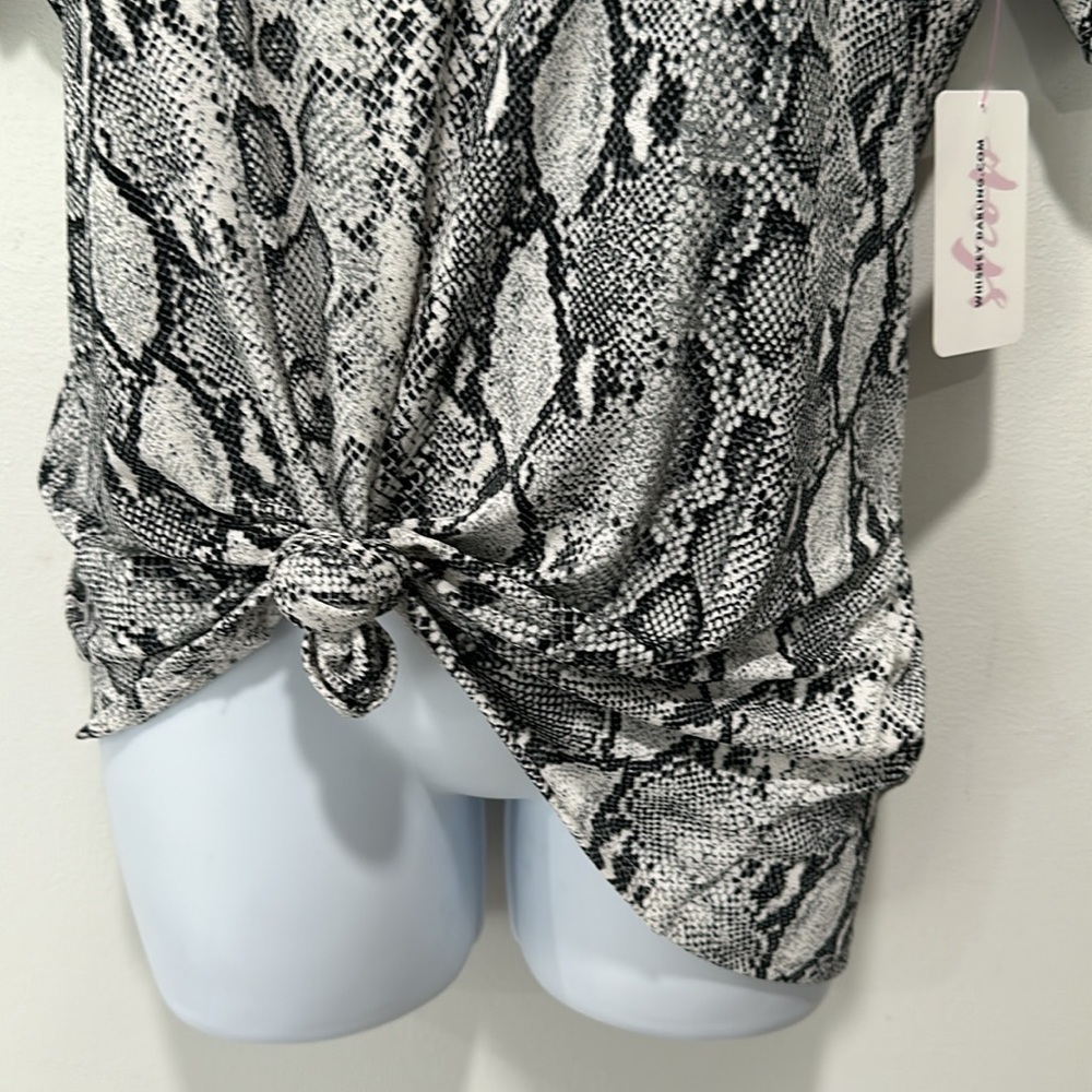 Snakeskin open back blouse - Picture 2 of 6